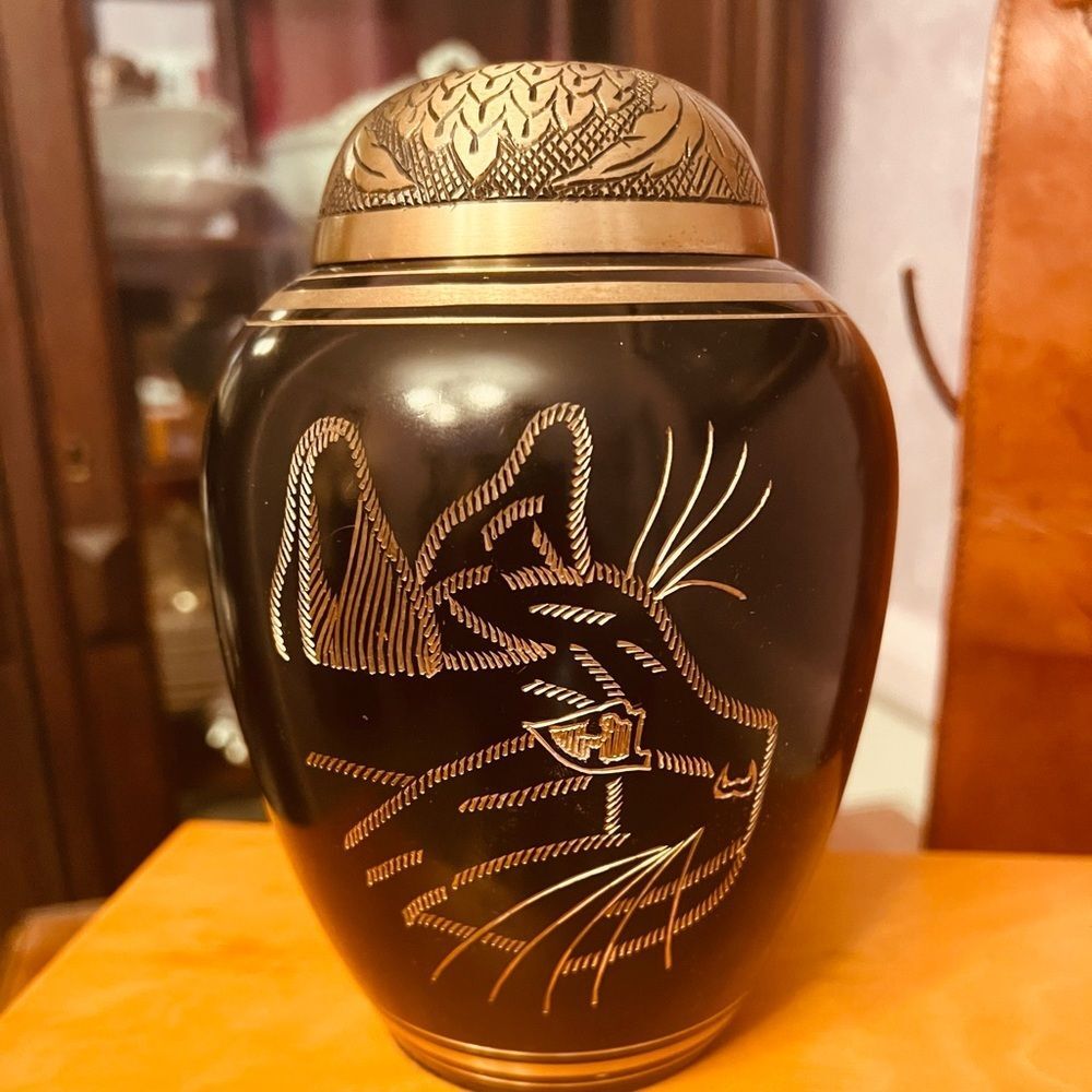 Solid brass, black, 45 cubic inches, carved cat urn. - Picture 6 of 7